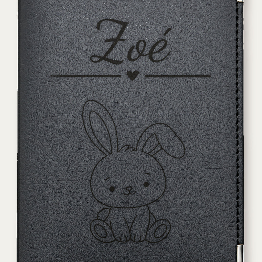 Protège-passeport bébé personnalisé – Lapin — Noire — gros plan de la gravure « Zoé »