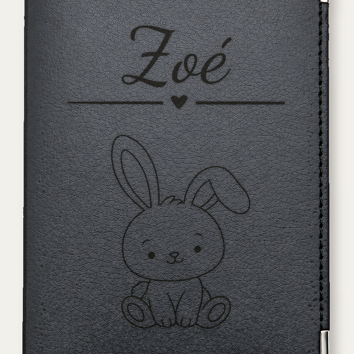 Protège-passeport bébé personnalisé – Lapin — Noire — gros plan de la gravure « Zoé »