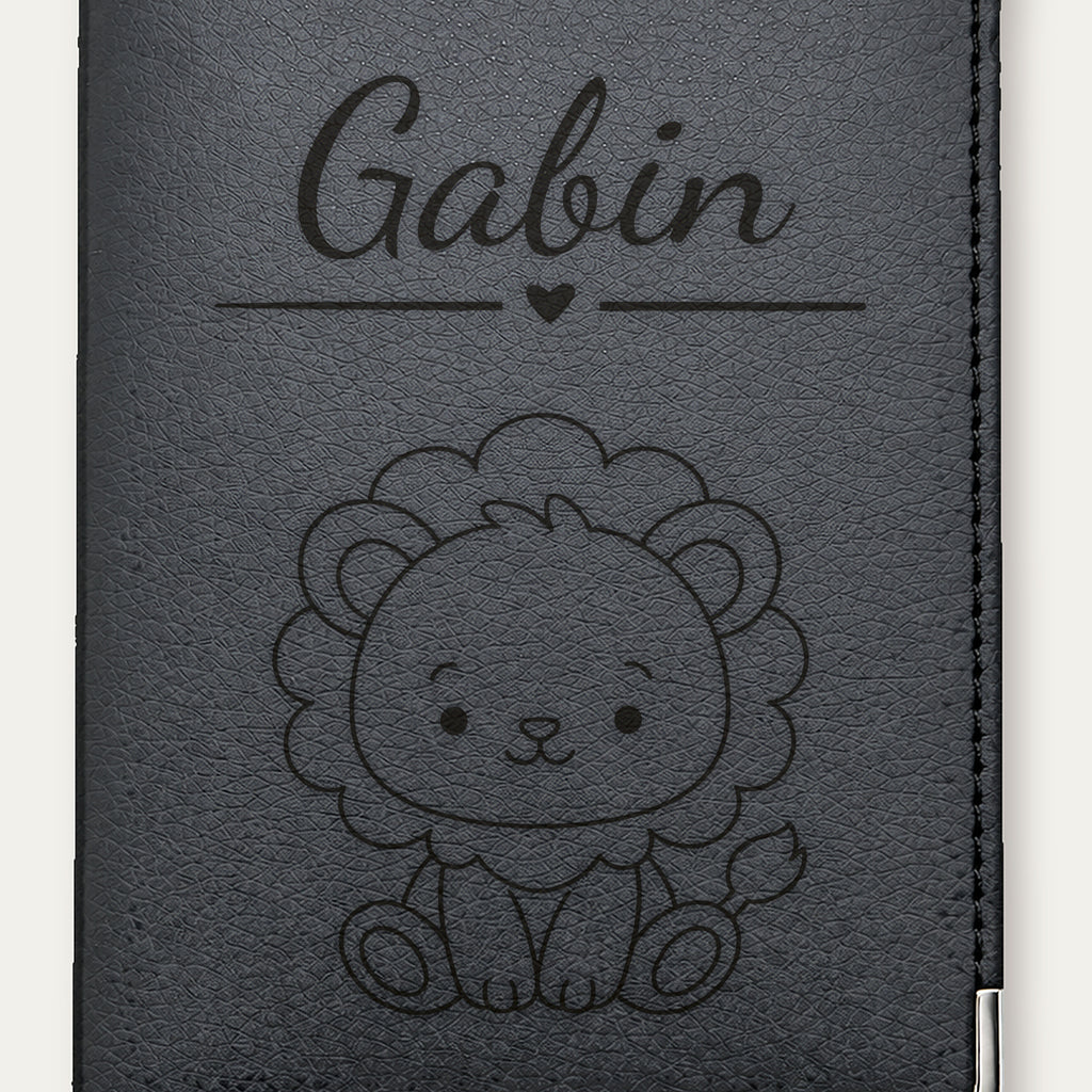 Protège-passeport bébé personnalisé – Lion — Noire — gros plan de la gravure « Gabin »