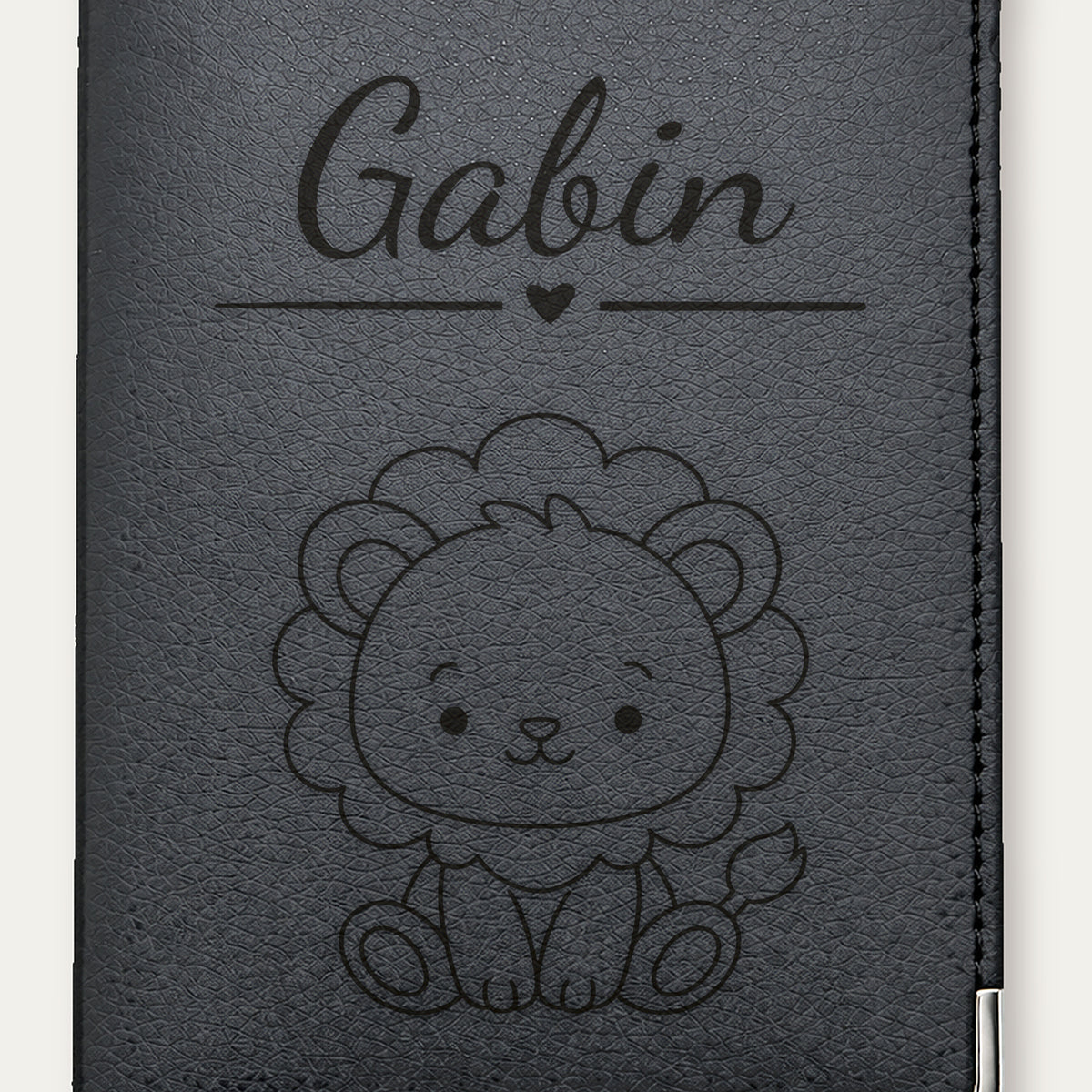 Protège-passeport bébé personnalisé – Lion — Noire — gros plan de la gravure « Gabin »