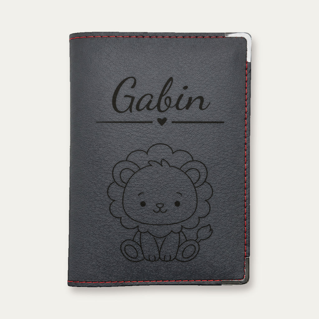 Protège-passeport bébé personnalisé – Lion — Rouge — gravure « Gabin »