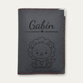 Protège-passeport bébé personnalisé – Lion — Rouge — gravure « Gabin »