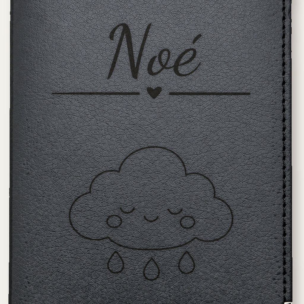 Protège-passeport bébé personnalisé – Nuage — Noire — gros plan de la gravure « Noé »