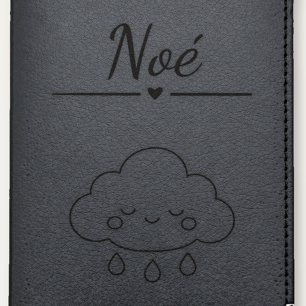 Protège-passeport bébé personnalisé – Nuage — Noire — gros plan de la gravure « Noé »