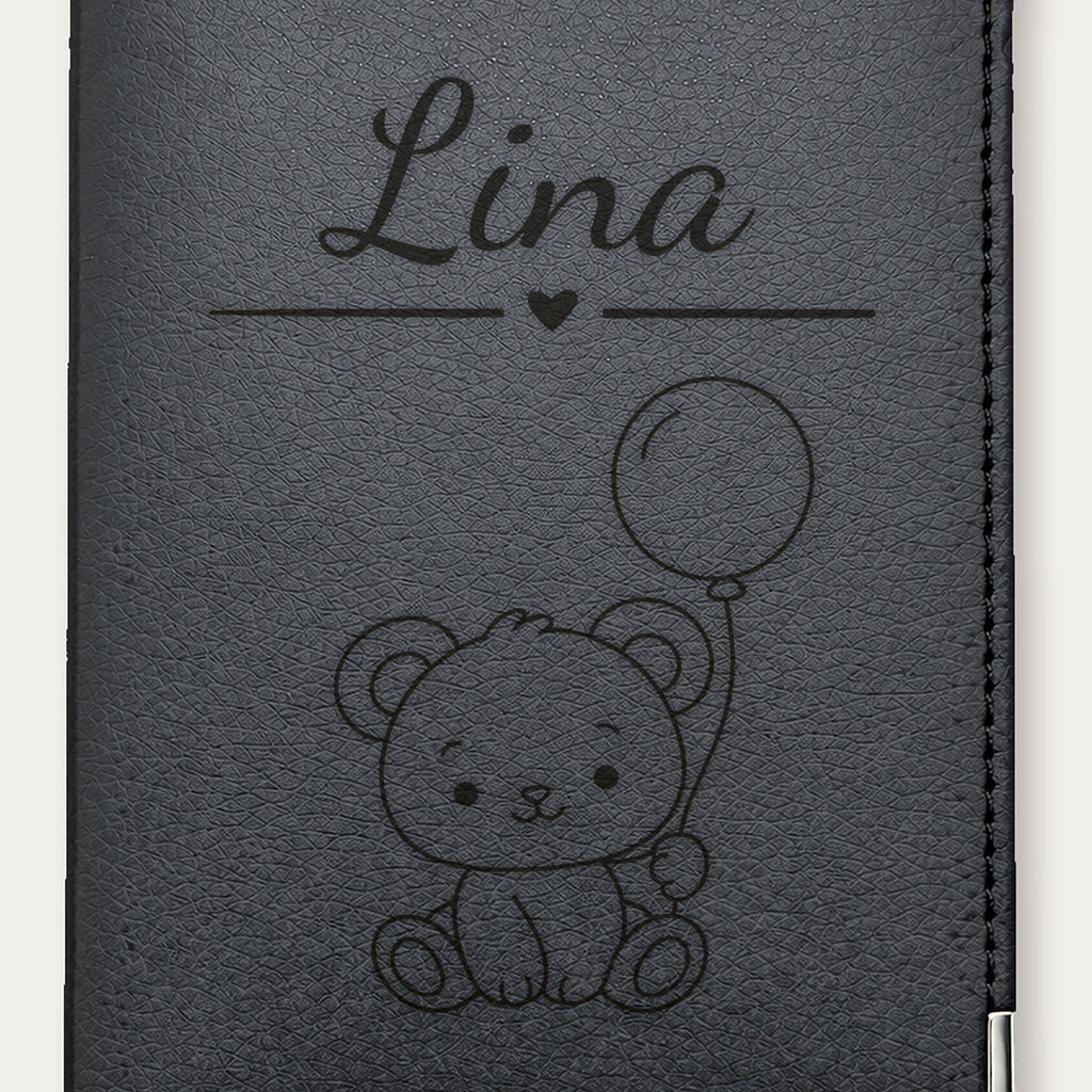 Protège-passeport bébé personnalisé – Ours — Noire — gros plan de la gravure « Lina »