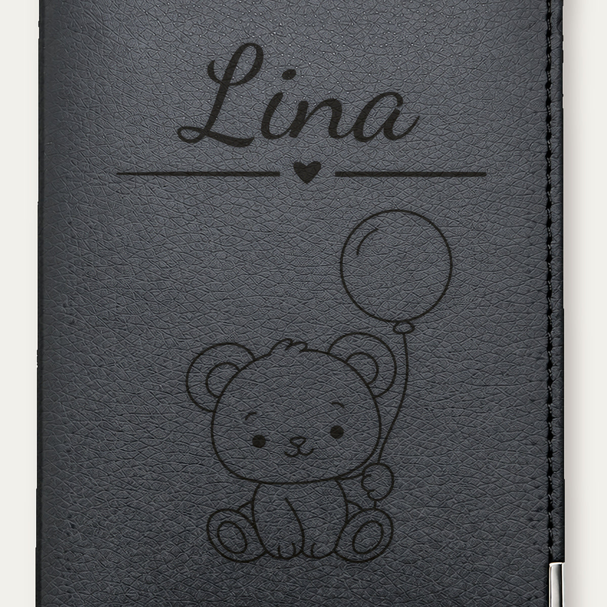 Protège-passeport bébé personnalisé – Ours — Noire — gros plan de la gravure « Lina »
