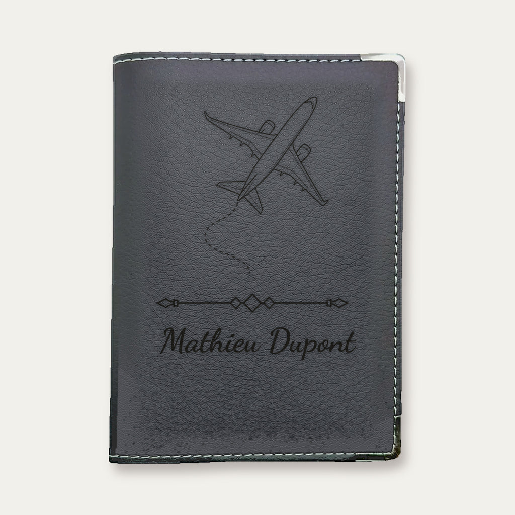 Protège-passeport personnalisé – Avion — Blanche — gravure « Mathieu Dupont »