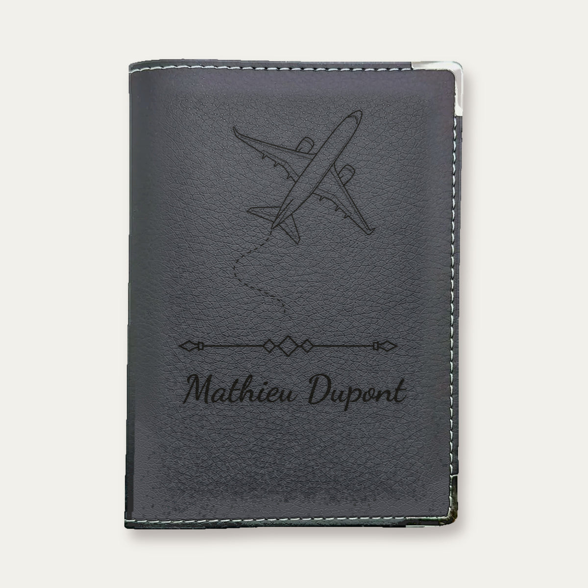 Protège-passeport personnalisé – Avion — Blanche — gravure « Mathieu Dupont »