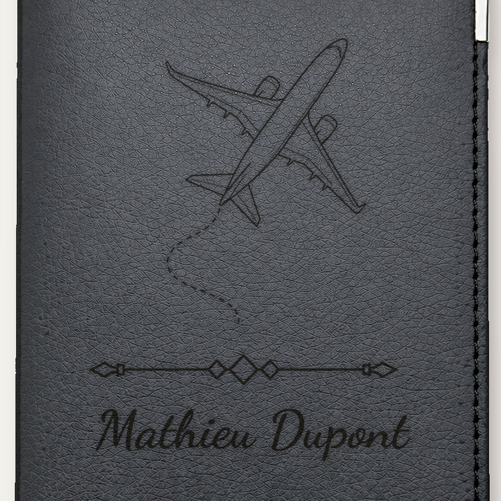 Protège-passeport personnalisé – Avion — Noire — gros plan de la gravure « Mathieu Dupont »