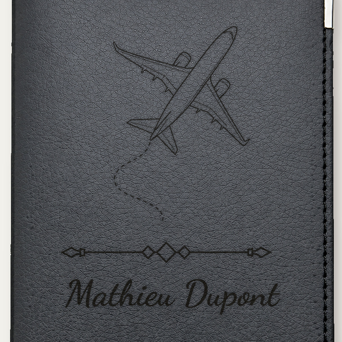 Protège-passeport personnalisé – Avion — Noire — gros plan de la gravure « Mathieu Dupont »