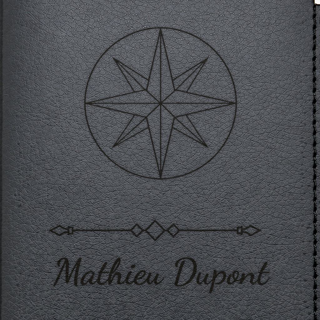 Protège-passeport personnalisé – Rose des vents — Noire — gros plan de la gravure « Mathieu Dupont »