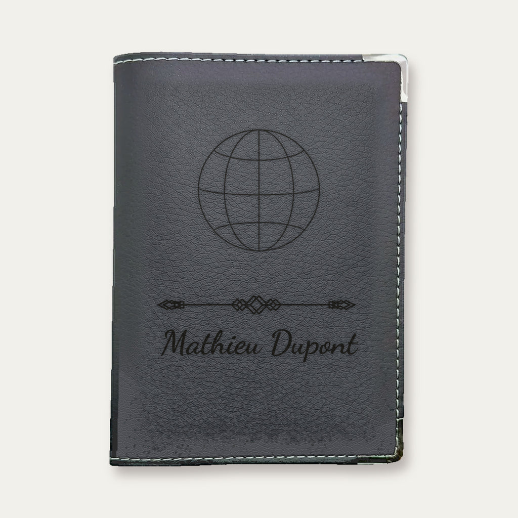 Protège-passeport personnalisé – Mappemonde — Blanche — gravure « Mathieu Dupont »