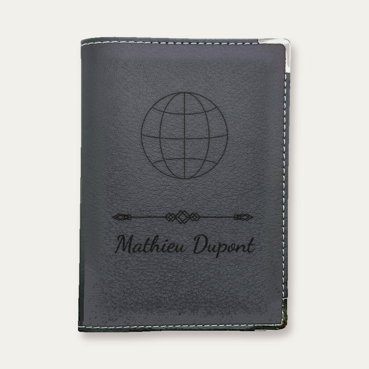 Protège-passeport personnalisé – Mappemonde — Blanche — gravure « Mathieu Dupont »