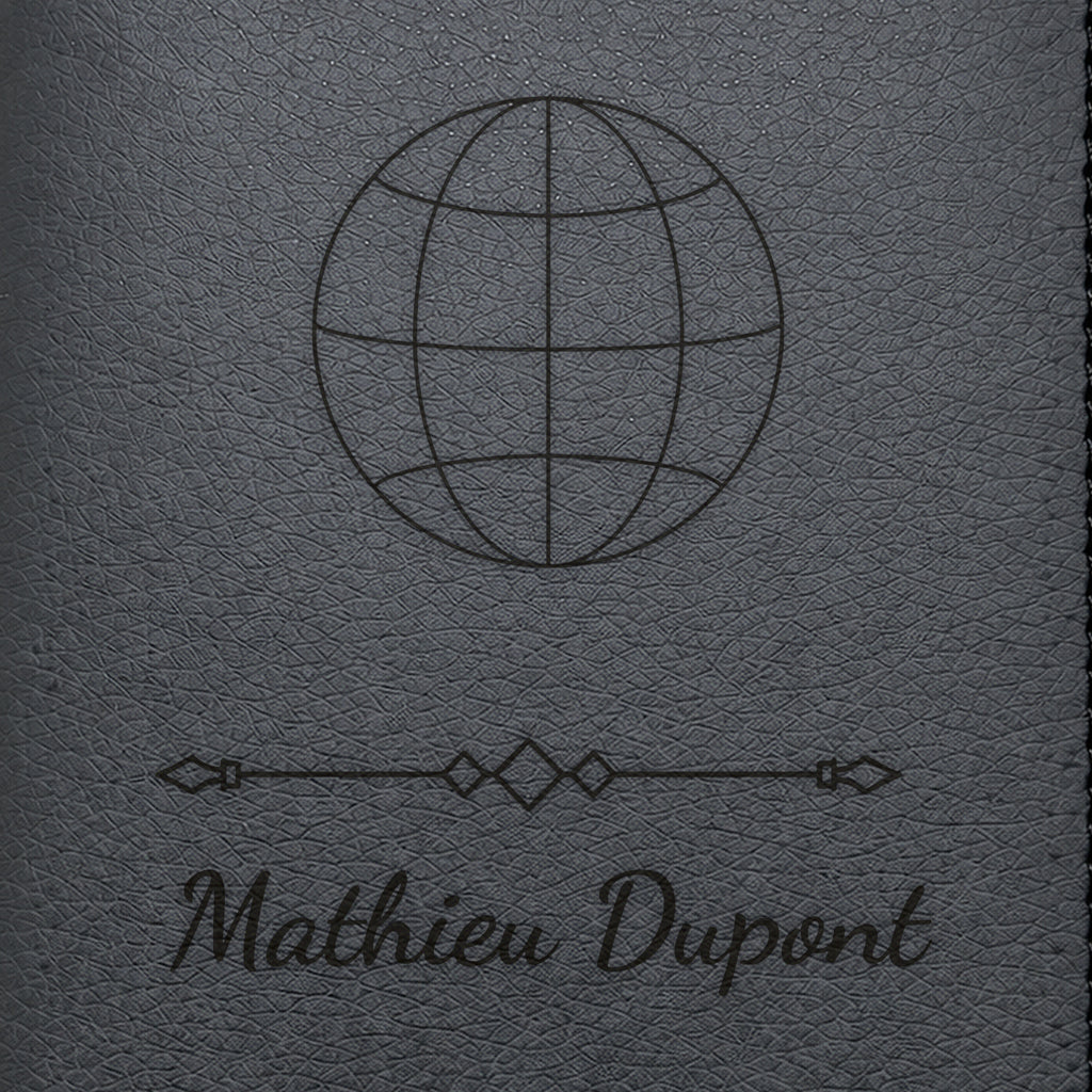 Protège-passeport personnalisé – Mappemonde — Noire — gros plan de la gravure « Mathieu Dupont »