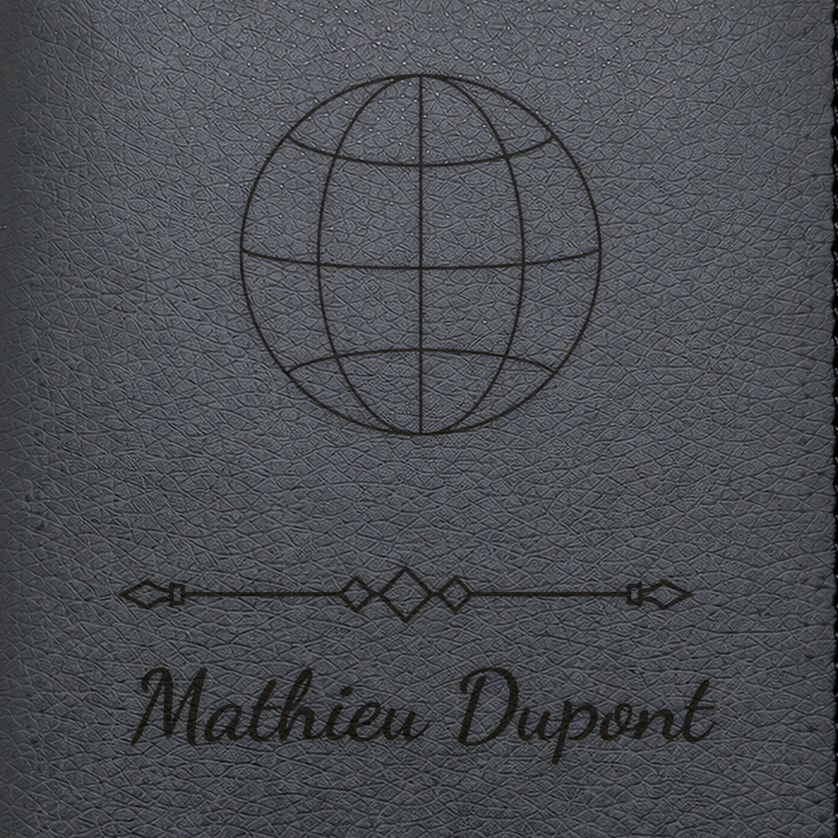 Protège-passeport personnalisé – Mappemonde — Noire — gros plan de la gravure « Mathieu Dupont »