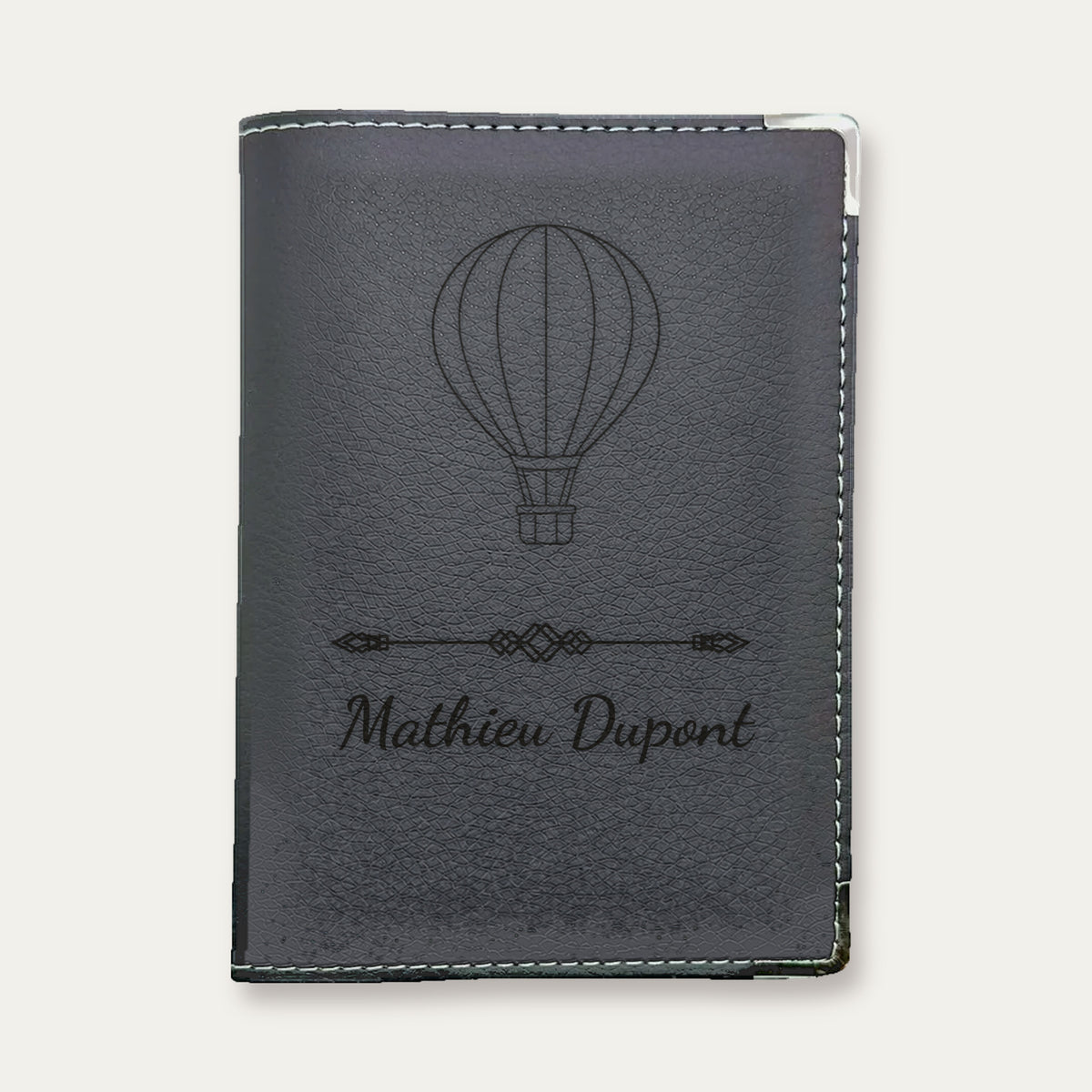 Protège-passeport personnalisé – Montgolfière — Blanche — gravure « Mathieu Dupont »