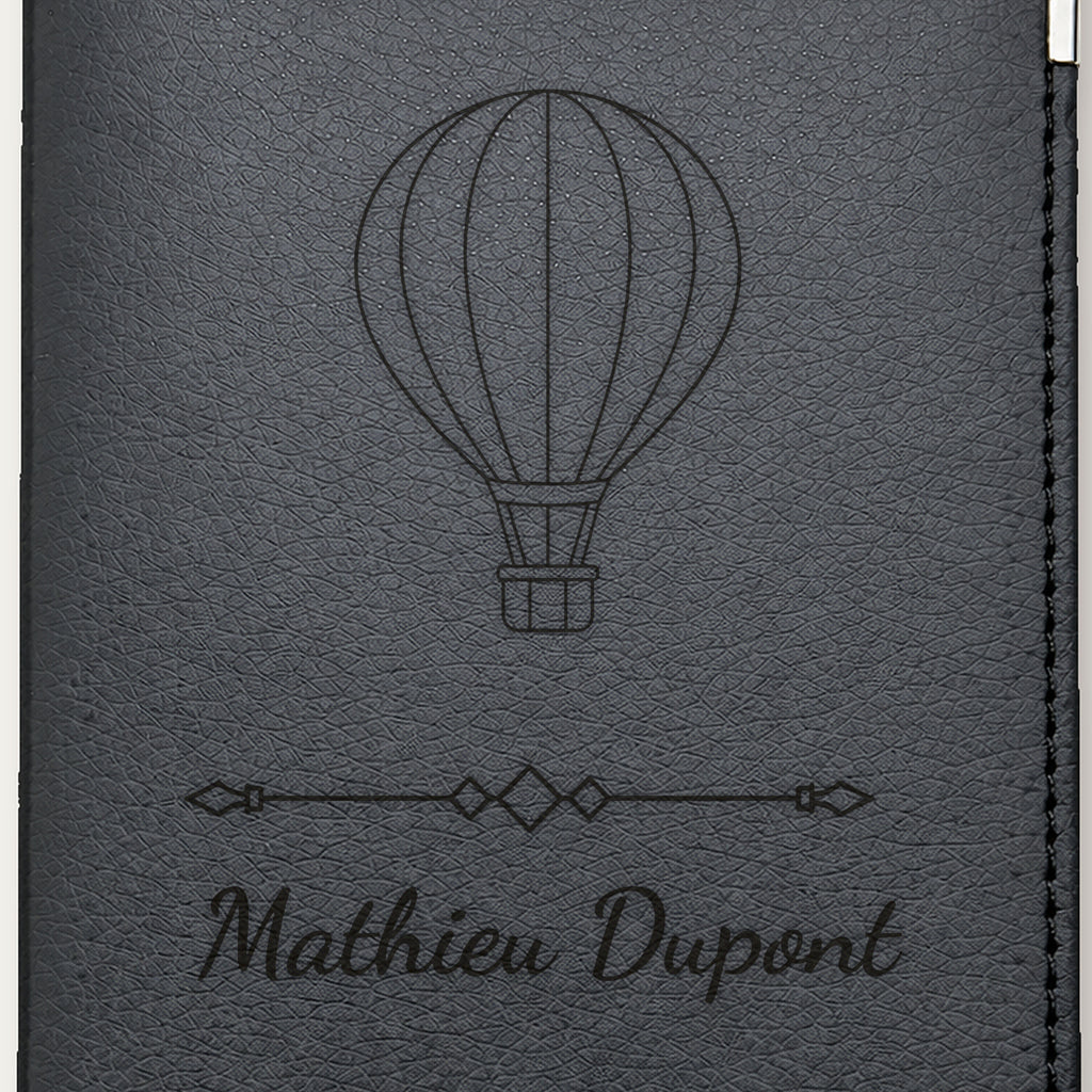 Protège-passeport personnalisé – Montgolfière — Noire — gros plan de la gravure « Mathieu Dupont »